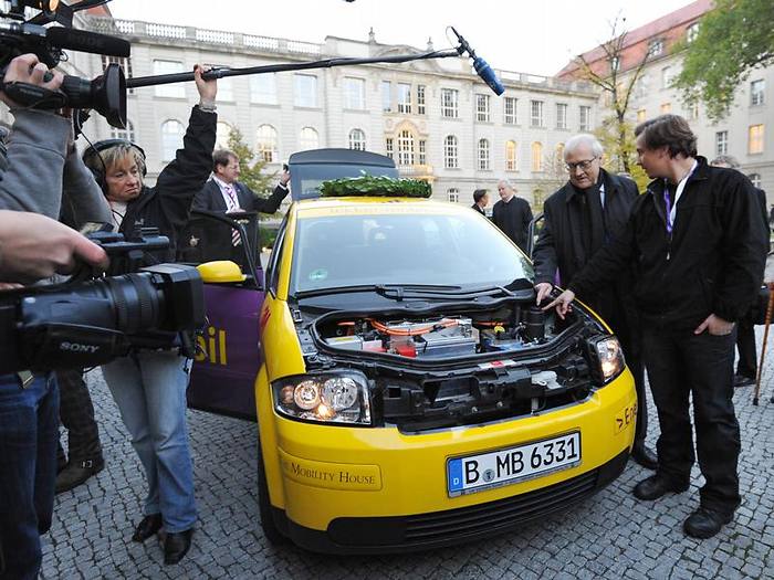 Heißer Schlitten: Elektroauto geht in Flammen auf.