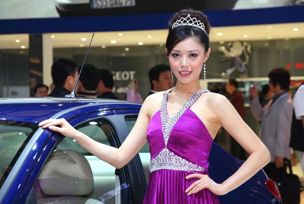 Hostesse auf der Shanghai Motor Show präsentiert die neuen Lieblinge chnesischer Millionärinnen - schnelle Autos