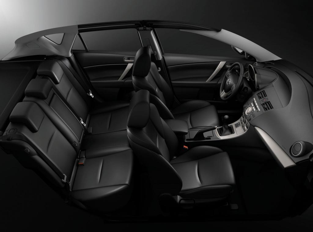 Innen mit viel Platz und hübsch verpackter Technik - der Mazda3