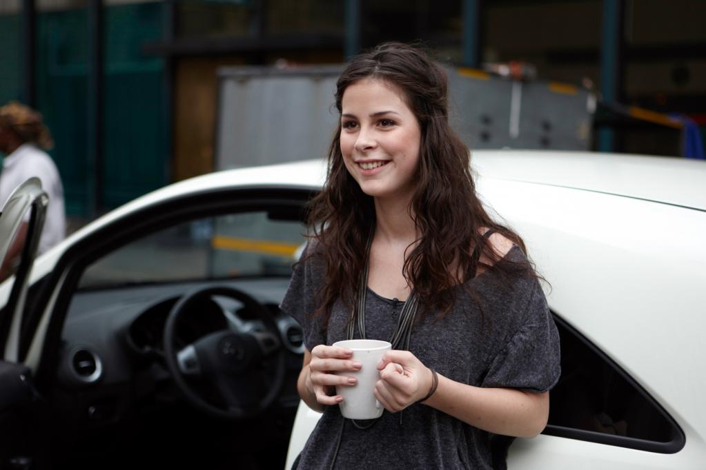 Ist nicht nur Opel-Markenbotschafterin, sondern auch Hauptdarstellerin ihres eigenen Werbespots: Lena Meyer-Landrut - hier in einer Drehpause. 