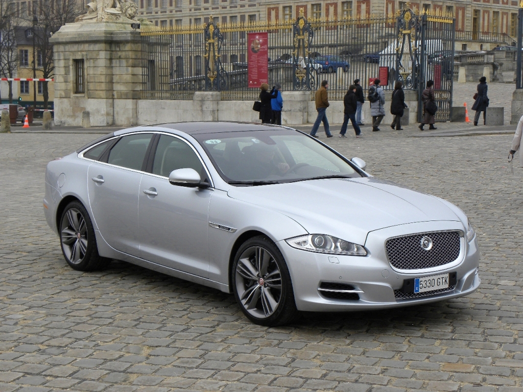 Jaguar XJ.