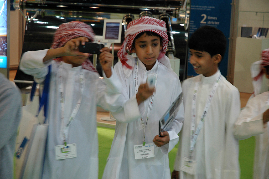 Junge Emiratis beim Fotografieren der Daimler-Ausstellungsexponate. 
