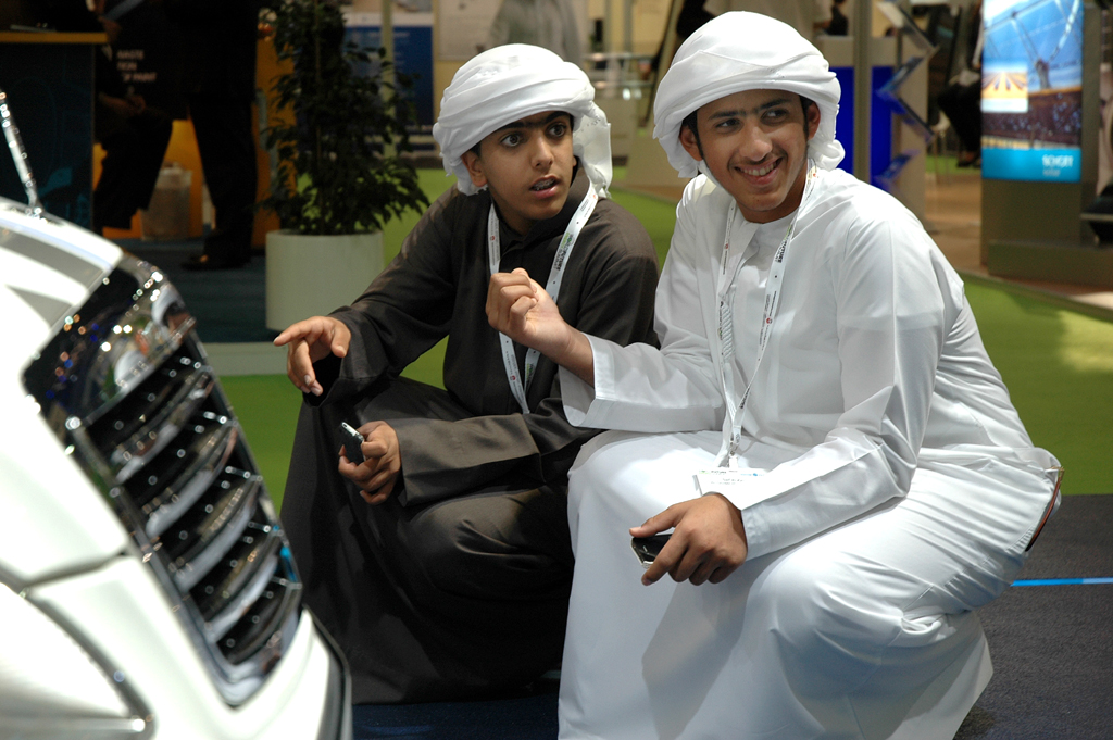 Junge Emiratis vor dem S500 Plug-in-Hybrid am Daimler-Stand. 