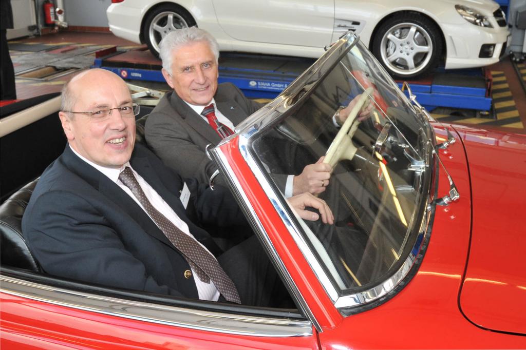 Kurt Bodewig (li) und Prof. Jürgen Brauckmann in einem historischen Mercedes SL