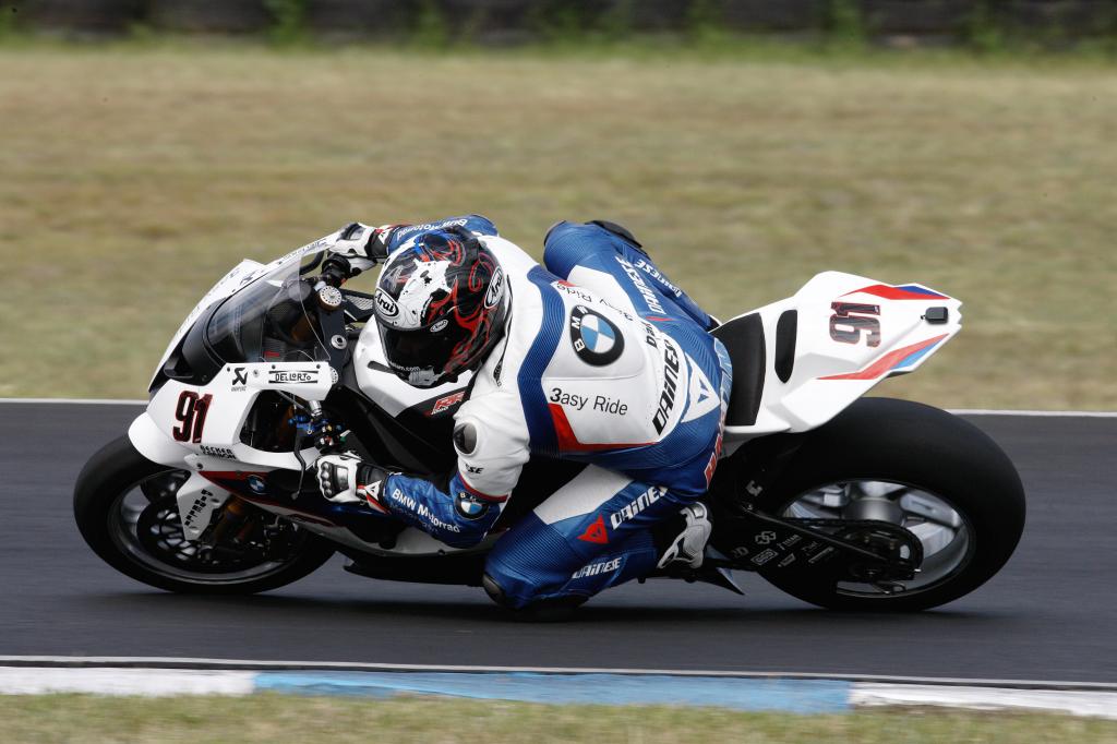 Leon Haslam auf Testfahrt mit der BMW S 1000 RR.