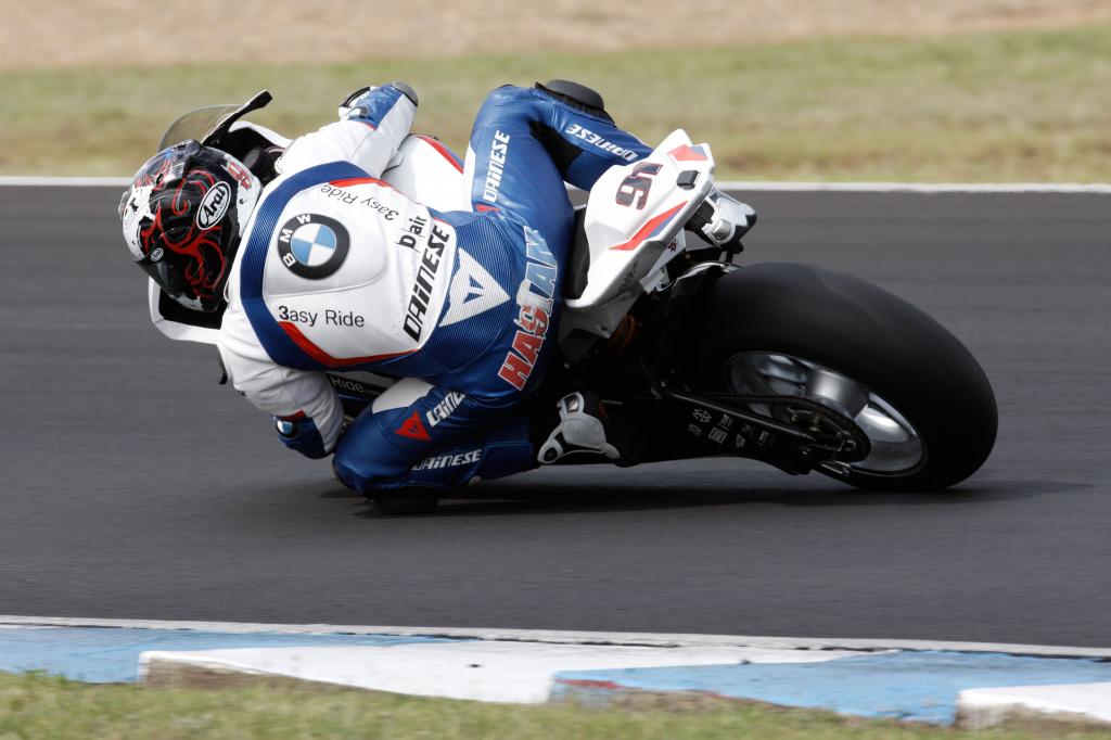 Leon Haslam auf Testfahrt mit der BMW S 1000 RR.