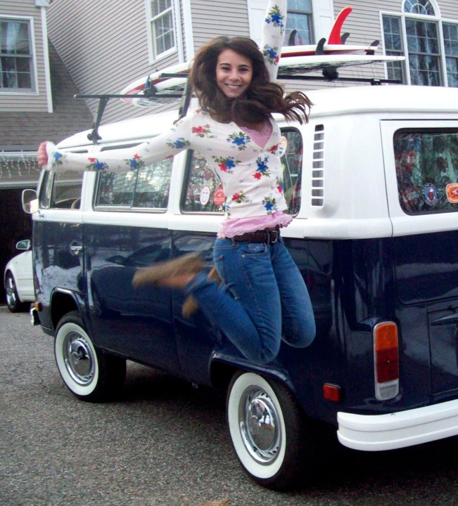 Lizza Marola freut sich über ihren VW-Bus, Foto: Facebook