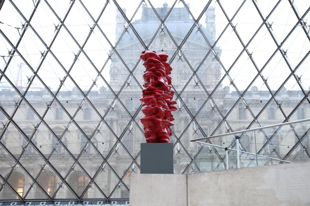 MaybachMaybach untertsützt den Louvre in Paris: Skulptur „Versus“ von Tony Cragg. unterstützt den Louvre in Paris