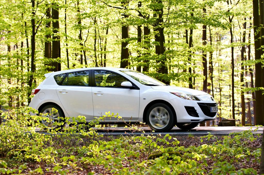 Mazda3 im Grünen. Wer langsam fährt spart.