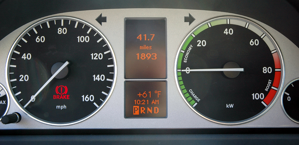 Mercedes B-Klasse F-Cell: Blick durch den Lenkradkranz auf die Rundinstrumentierung. 