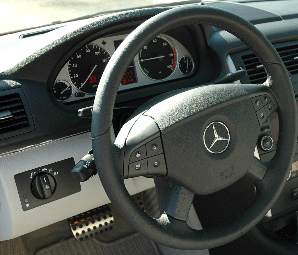 Mercedes B-Klasse F-Cell: Blick ins Cockpit. 