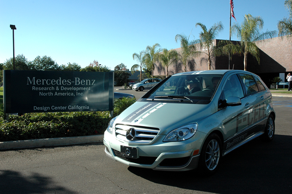 Mercedes B-Klasse F-Cell: Vor dem Forschungs-, Entwicklungs- und Designzentrum in Carlsbad, Kalifornien.