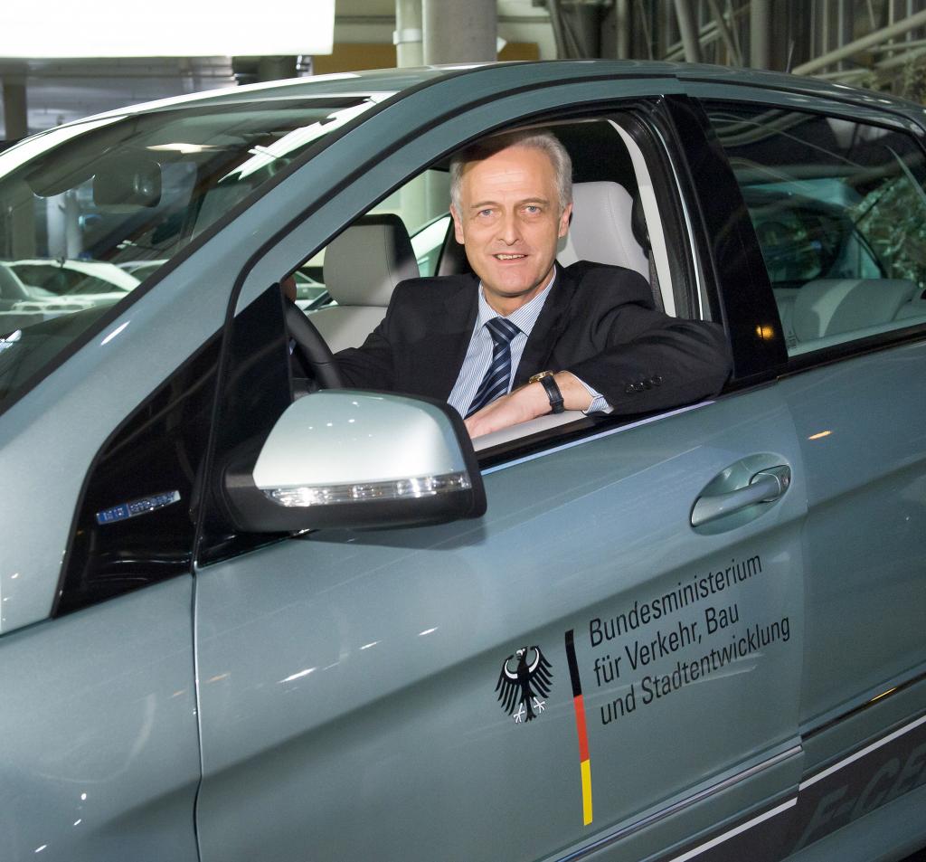 Mercedes-Benz übergibt B-Klasse F-Cell an Bundesverkehrsministerium