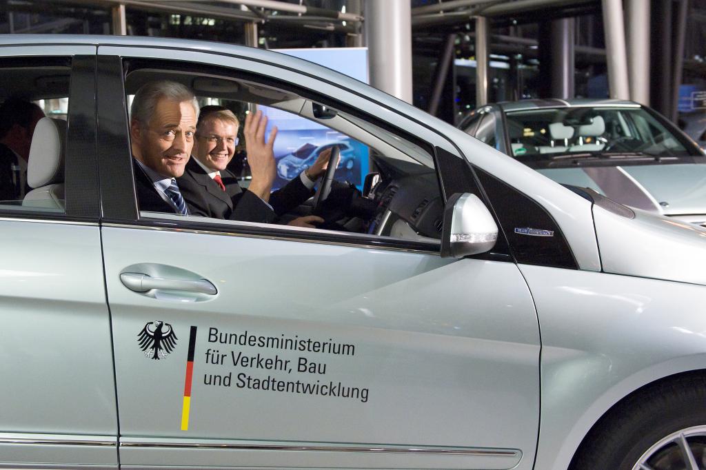 Mercedes-Benz übergibt B-Klasse F-Cell an Bundesverkehrsministerium