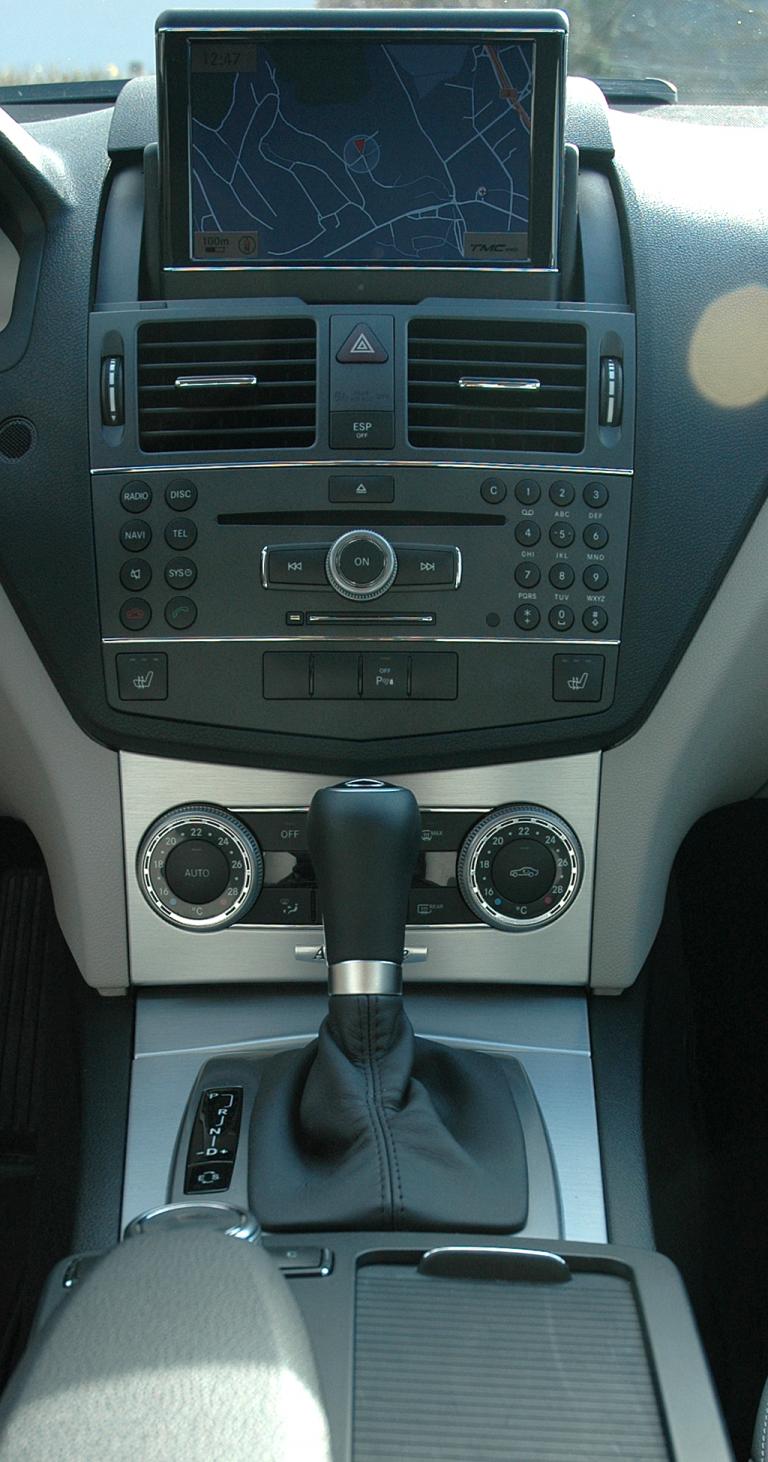 Mercedes C-Klasse: Blick auf den mittleren Armaturenträger mit dem Getriebewählhebel davor. 