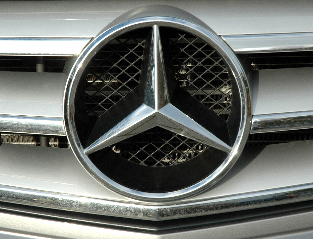 Mercedes C-Klasse: Der große Markenstern vorn sitzt mittig im Kühlergrill. 