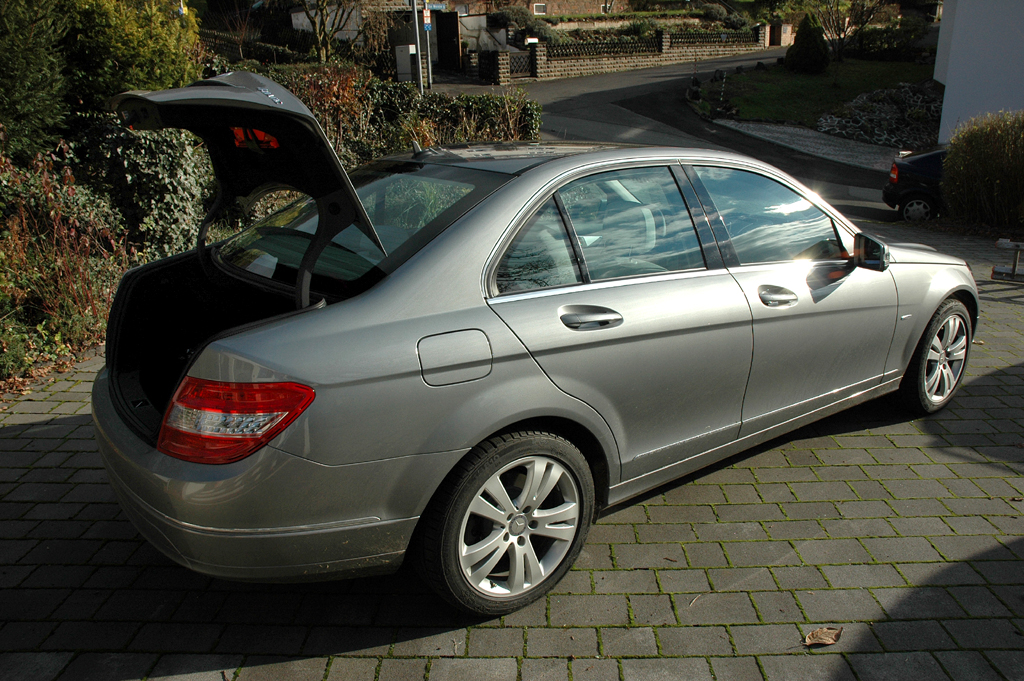 Mercedes C-Klasse: Ins Gepäckabteil passen immerhin noch 475 Liter hinein. 
