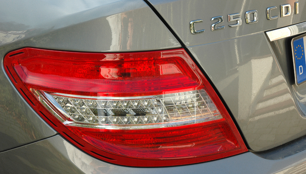 Mercedes C-Klasse: Moderne Leuchteinheit hinten mit Modellschriftzug. 