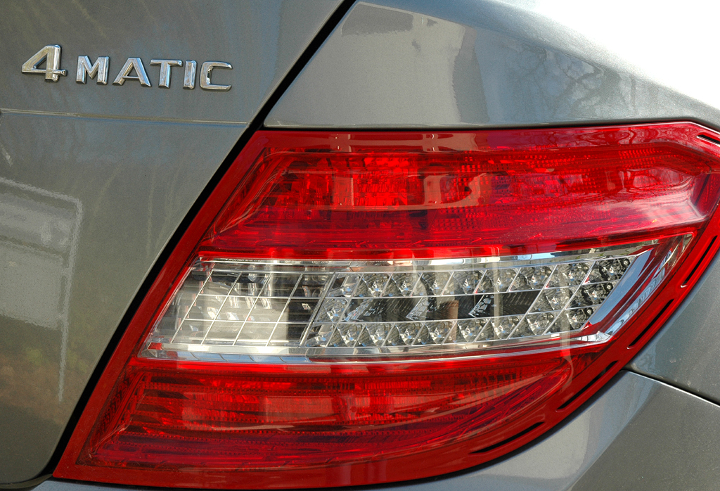 Mercedes C-Klasse: Moderne Leuchteinheiten hinten mit Hinweis auf den 4Matic-Allradantrieb. 