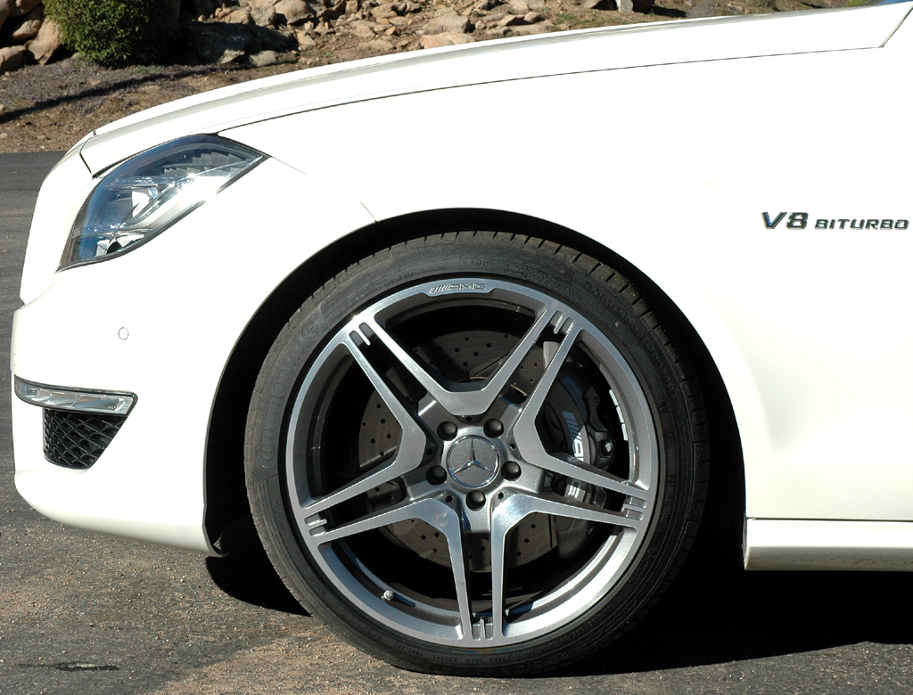 Mercedes CLS 63 AMG: Auf den 19-Zöllern sind vorn 255er-, hinten 285er-Reifen aufgezogen. 