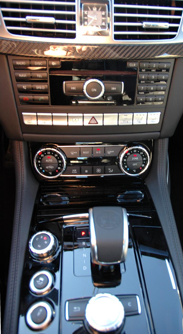 Mercedes CLS 63 AMG: Blick auf den mittleren Armaturenträger mit dem Getriebewählhebel vorn. 