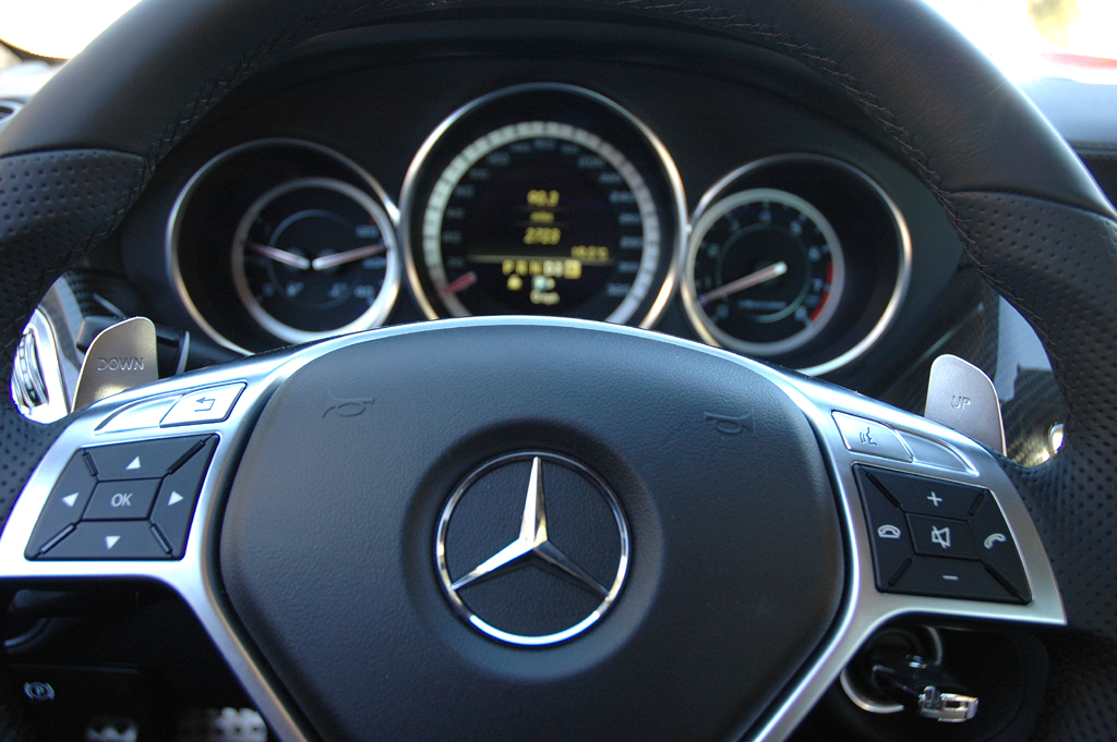 Mercedes CLS 63 AMG: Blick durch den Lenkradkranz auf die Rundinstrumentierung. 