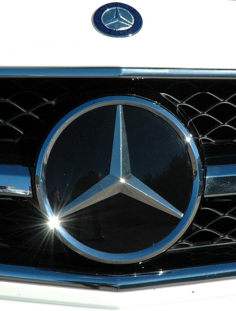 Mercedes CLS 63 AMG: Der Markenstern prangt groß vorn im Kühlergrill und klein auf der Haube. 