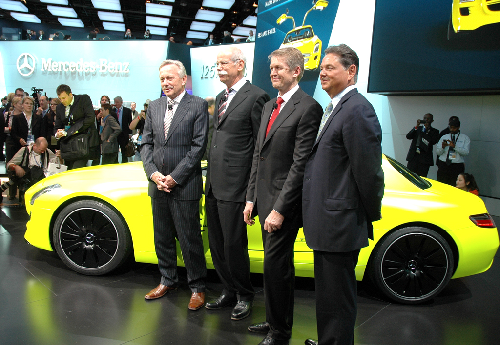 Mercedes-Verkaufschef Dr. Joachim Schmidt (links) bei der Autoschau Mitte Januar in Detroit zusammen mit Daimler-/Mercedes-Chef Dieter Zetsche, Forschungs- und Entwicklungsvorstand Dr. Thomas Weber und US-Boss Ernst Lieb.
