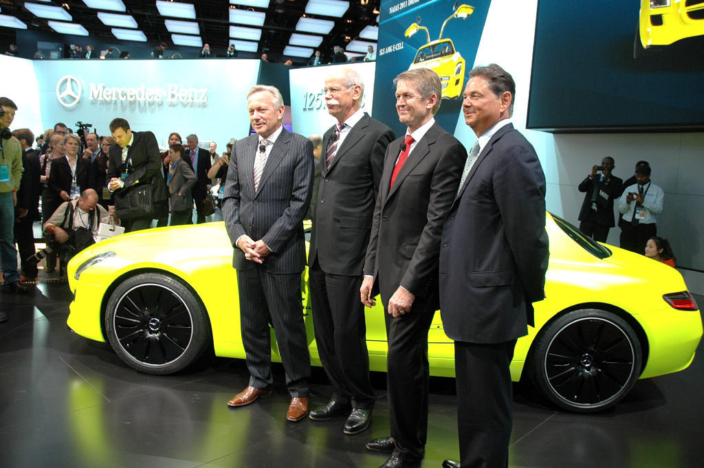 Mercedes in Detroit: Das Gruppenbild mit SLS AMG-E-Cell zeigt (von links) Verkaufschef Dr. Joachim Schmidt, Konzern- und Markenchef Dr. Dieter Zetsche, Forschungs- und Entwicklungsvorstand Dr. Thomas Weber zusammen mit US-Boss Ernst Lieb. 