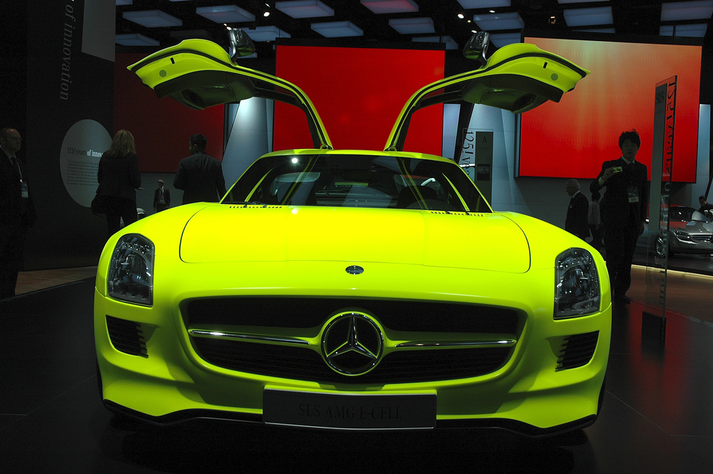 Mercedes in Detroit: Der definitiv gebaute Flügeltürer-Supersportwagen SLS AMG E-Cell wird Batterie-elektrisch angetrieben. 