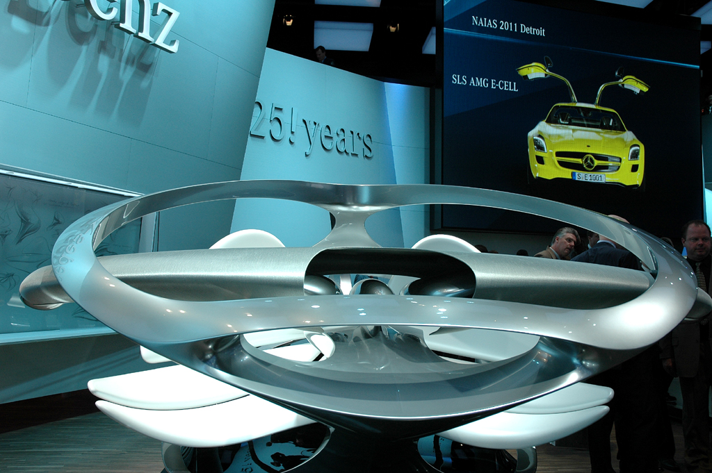 Mercedes in Detroit: Interieur-Designer haben diese Skulptur geschaffen, die erlebbar machen soll, was sie innenräumlich inspiriert. 