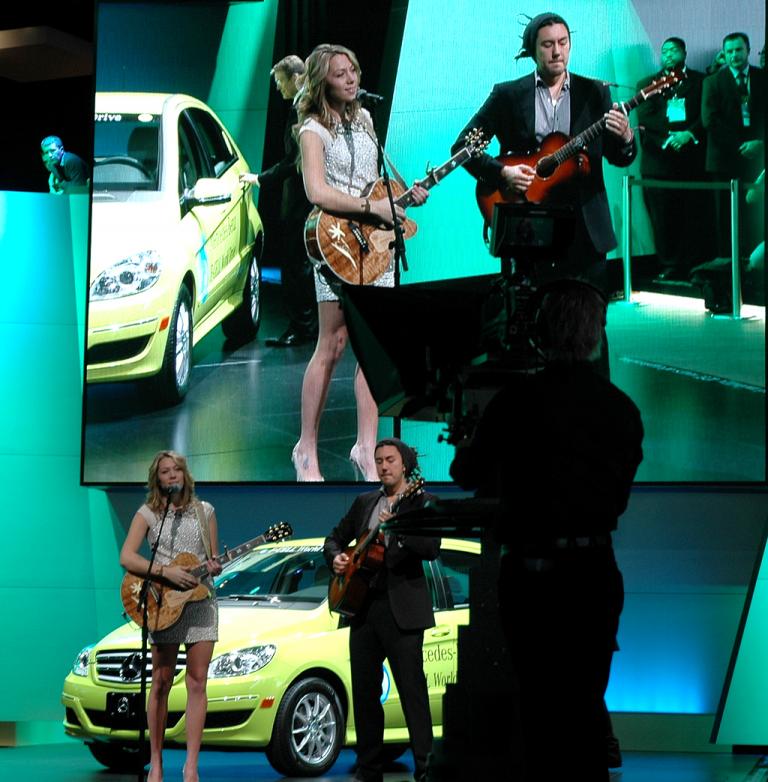 Mercedes in Detroit: Musikalischer Gastauftritt während der Präsentation.