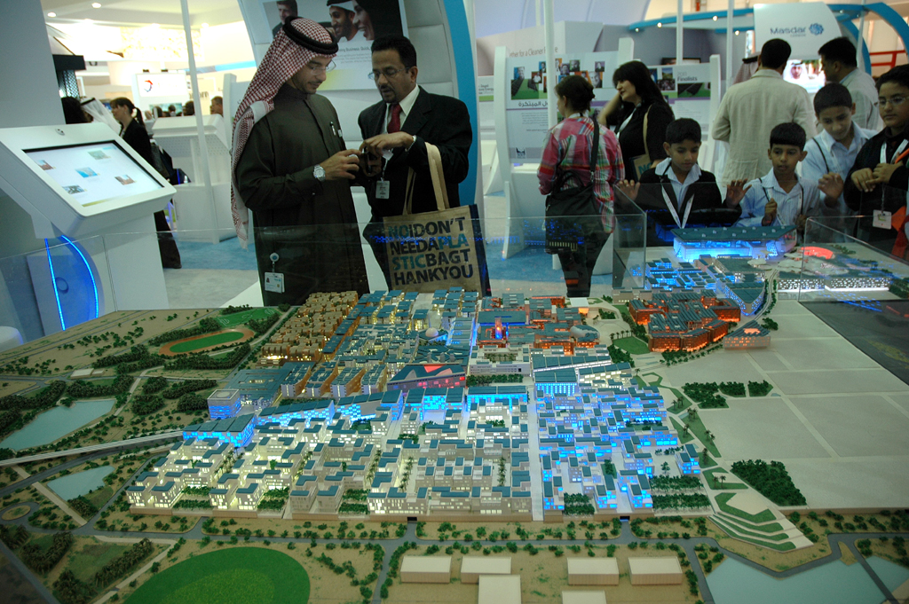 Modell der schon im Entstehen befindlichen Öko-Zukunftsstadt Masdar City in Abu Dhabi, die ihren kompletten Energiebedarf aus Sonnen- und anderen erneuerbaren Energien deckt.