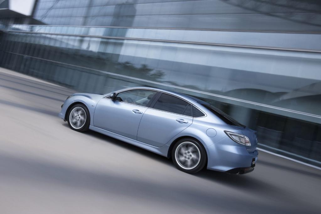 Muskulöse Linie prägen Seite und Heck des Mazda6. 