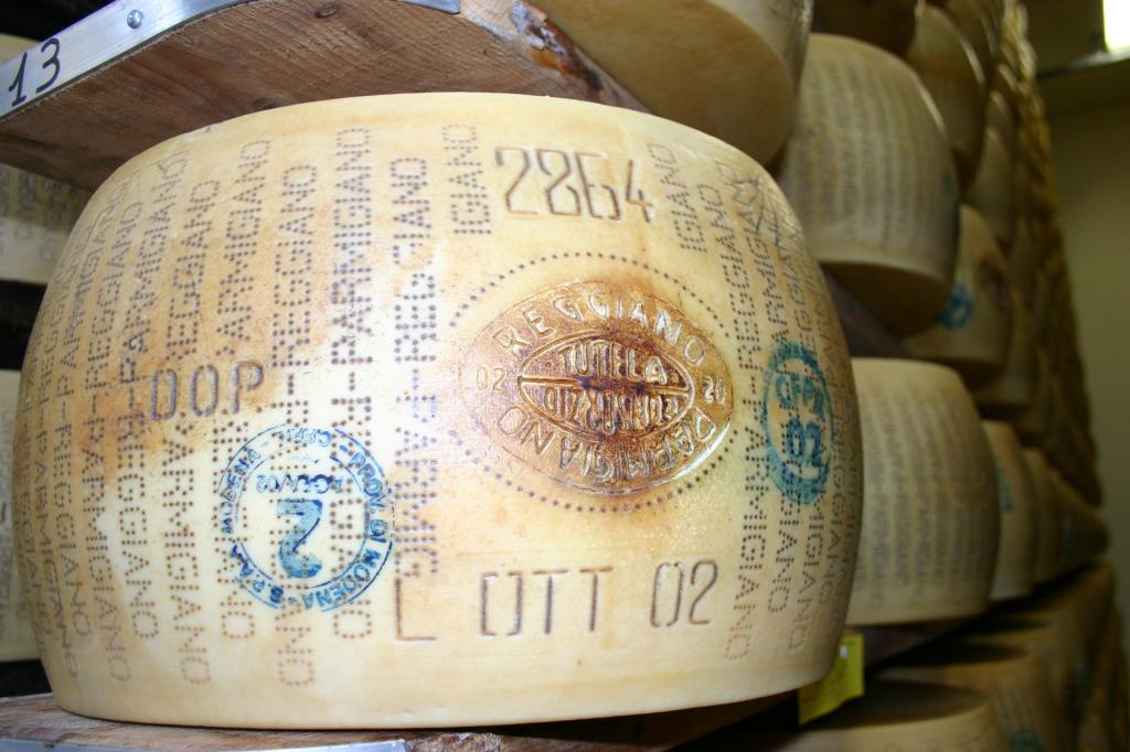 Nur mit dem Stempel des Consorzio del Formaggio Parmigiana Reggiano darf der Käse als echter Parmigiano verkauft werden.