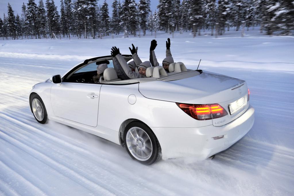 Offener Spaß auch im Schnee, aber keine ganz korrekte Sitzhaltung im Lexus 