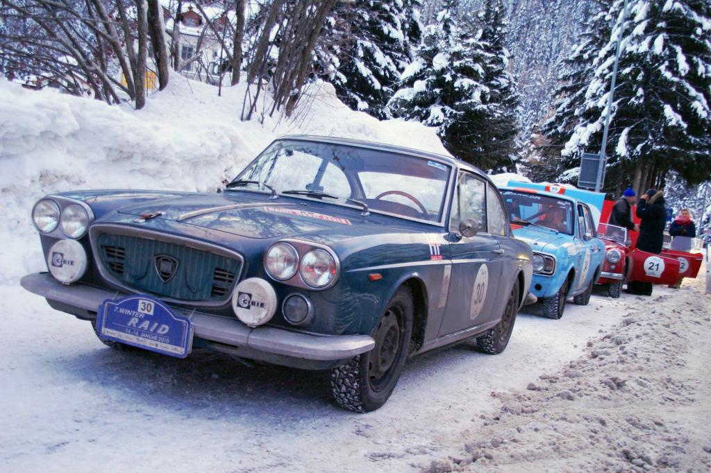 Ohne Winterausrüstung geht nichts. Im Bild eine Lancia Flavia