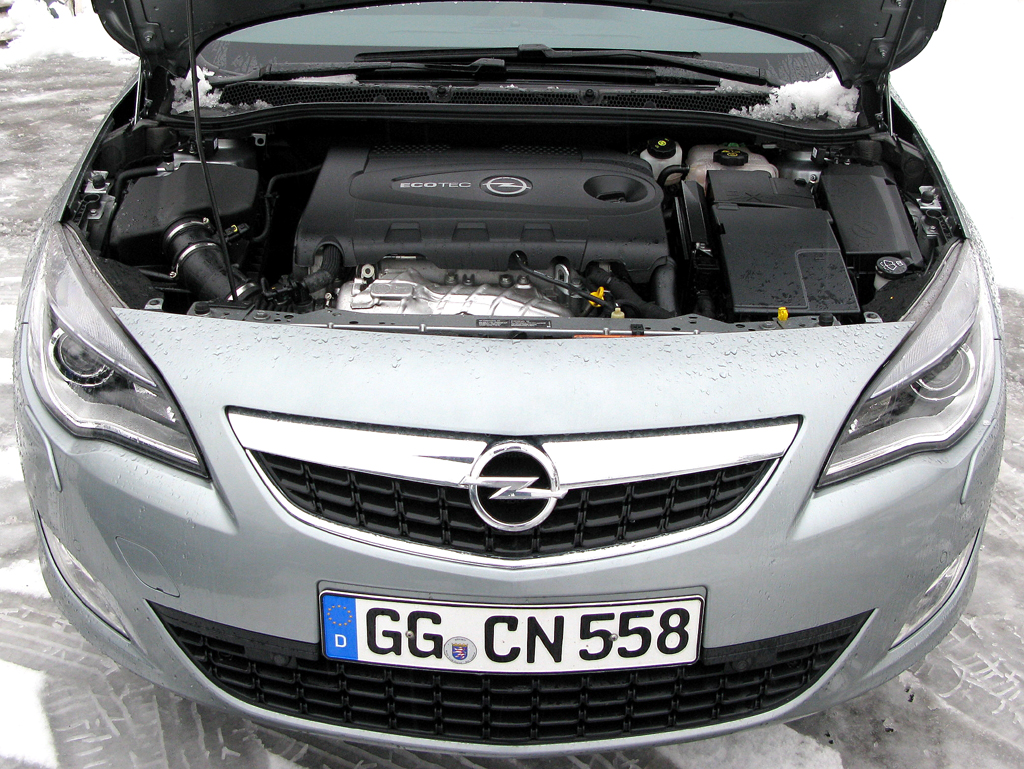 Opel Astra Diesel: Blick unter die Motorhaube des Selbstzünders. 