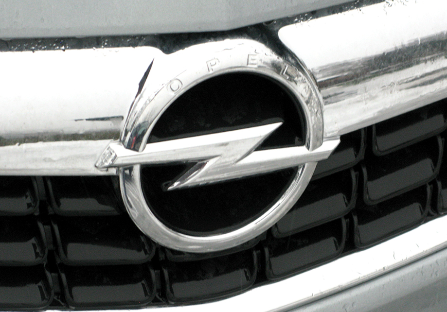 Opel Astra Diesel: Das Markenlogo, der Blitz, ist markanter ausgeformt. 