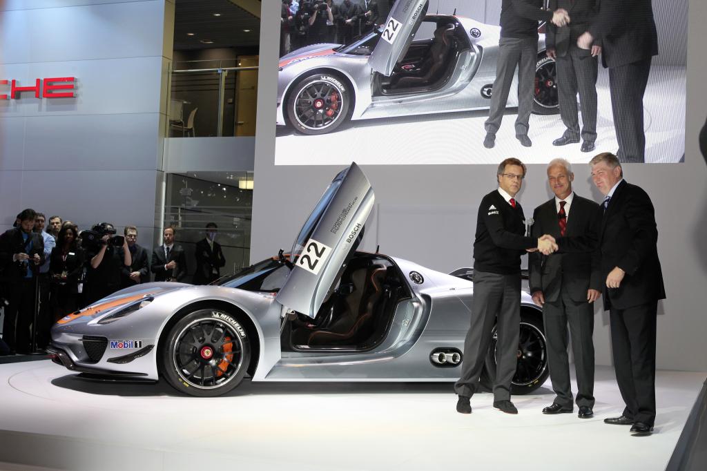 Porsche-CEO Matthias Müller präsentiert den Porsche 918 RSR auf der Detroit Motor Show 2011.