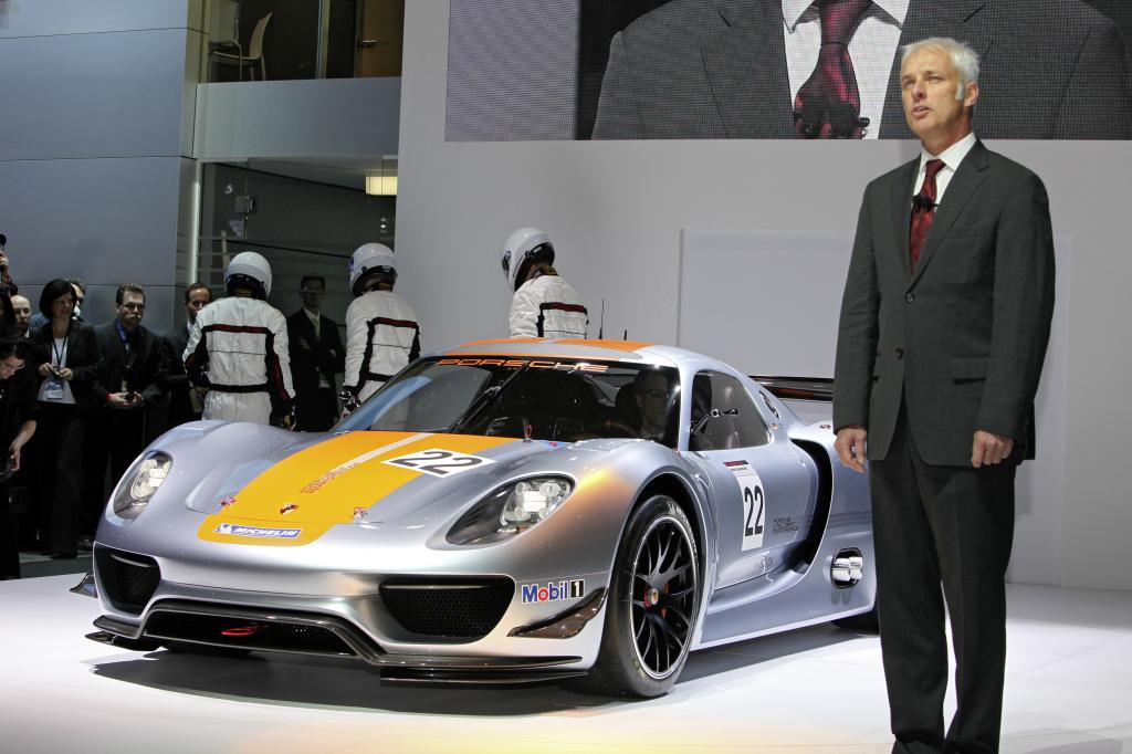 Porsche-CEO Matthias Müller präsentiert den Porsche 918 RSR auf der Detroit Motor Show 2011.