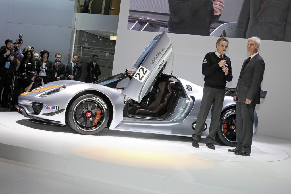 Porsche-CEO Matthias Müller präsentiert den Porsche 918 RSR auf der Detroit Motor Show 2011.
