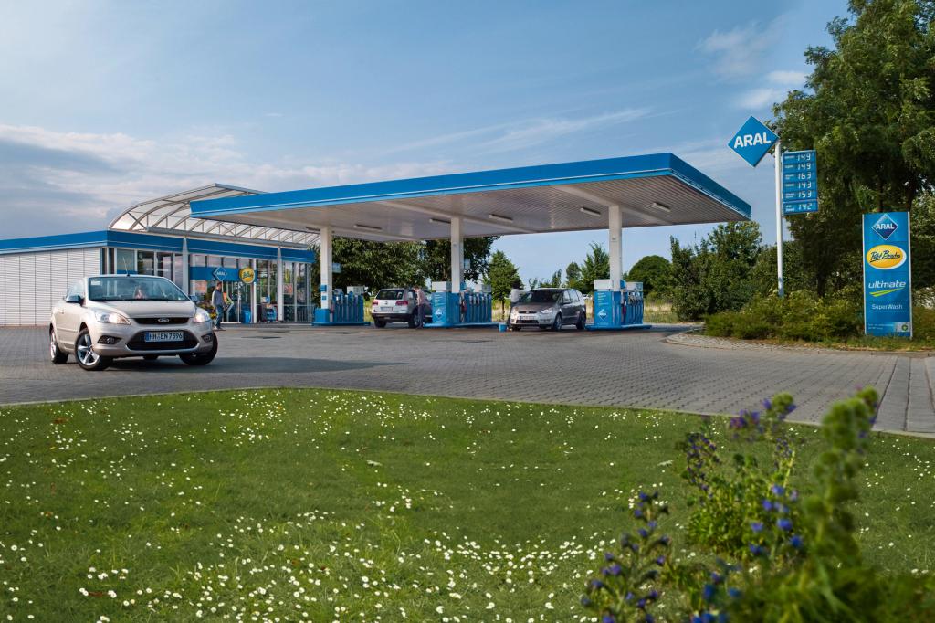 Regelmäßige Pausen an Autobahnraststätten helfen, fit auf der Fahrt zu bleiben