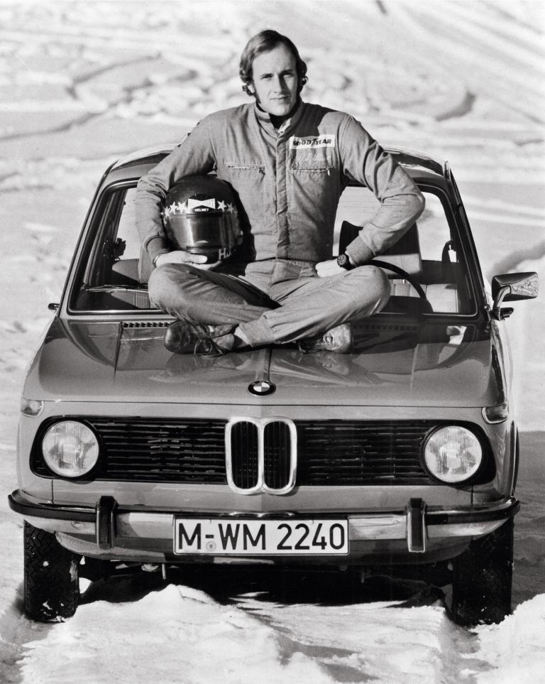 Rennfahrer Hans Stuck mit einem BMW 1502