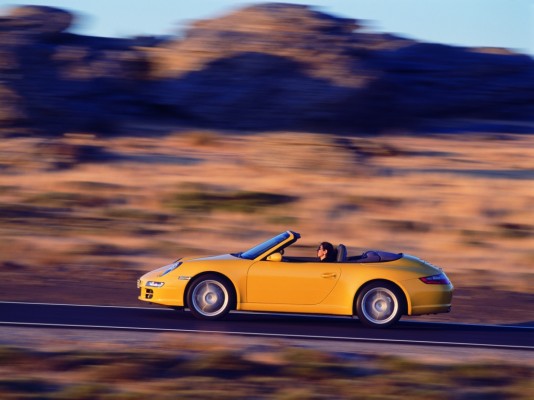 Schon bei einer Geschwindigkeit von 80 km/h kann das Gehör beim Cabrio fahren mit offenem Verdeck geschädigt werden, Bild: Porsche