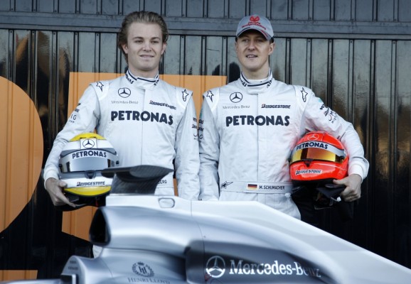Schumi und Rosberg bei der Testfahrt ihres letzten Formel-1-Wagens im Februar 2010