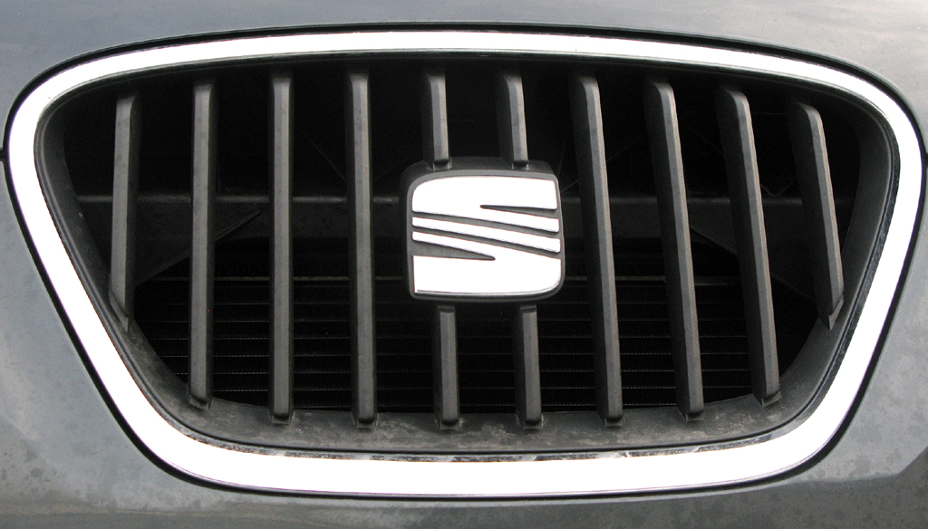 Seat Altea XL: Das Markenlogo sitzt mittig im Kühlergrill. 