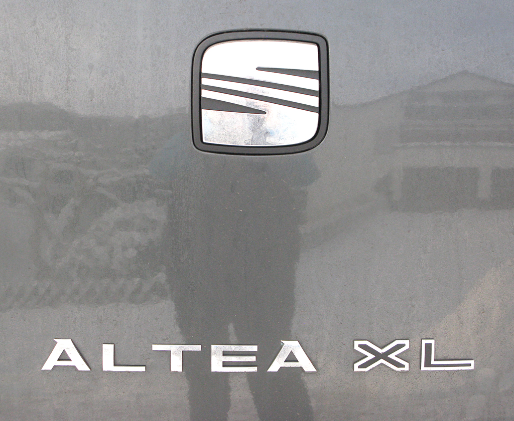 Seat Altea XL: Markenlogo auf der Heckklappe mit Modellschriftzug darunter. 