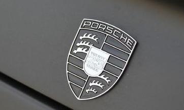 Seine Trikot-Nummer ist sogar auf dem Porsche-Logo zu sehen, Bild von: Chequered Flag International