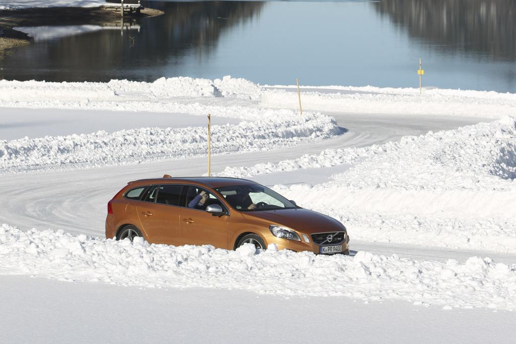 Selbst bei vorsichtiger Fahrweise auf Schnee spürt man, wie die Elektronik eingreift